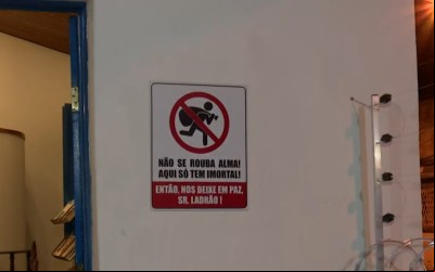 Academia Paraibana de Letras põe placa na entrada pedindo que ladrões parem de roubar instituição